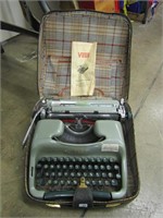 VOSS DELUXE PORTABLE TYPEWRITER