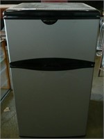 Frigidaire Apartment Sized Refrigerator
