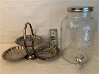 BEVERAGE DISPENSER AND TRAY