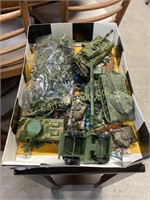 LOT OF ARMY TOYS