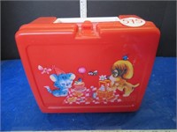 PLASTIC LUNCH BOX - RED