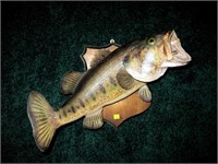 Trophy largemouth bass mount