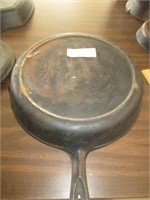 #10 cast Iron skillet 12 7/16in