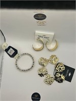 2  fashion bracelet and 1 set of earrings