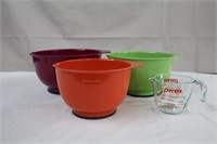 Kitchen aid non-skid mixing bowls with pour