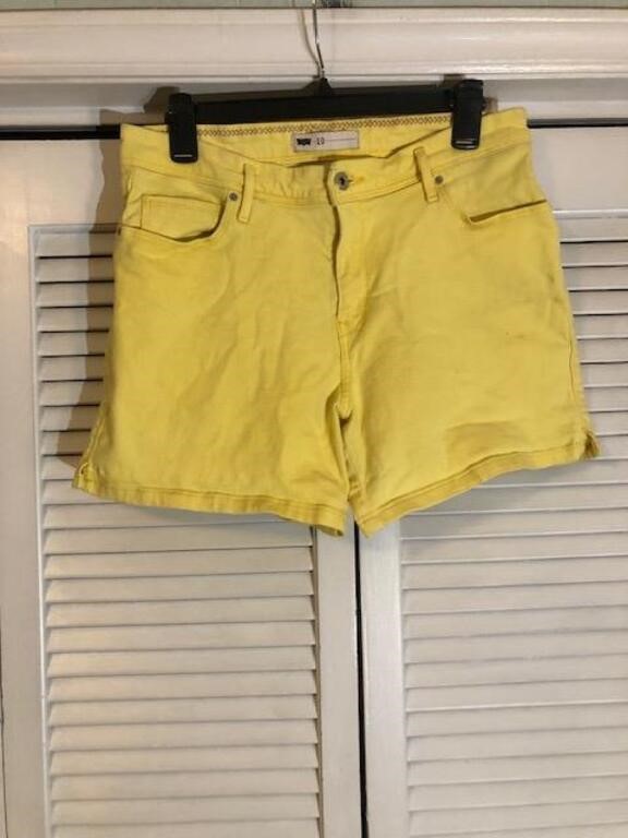 VINTAGE CLOTHING AUCTION - ENDING 5/28/2024