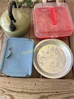 Pie pans, kettle, glass/plastic food containers RW