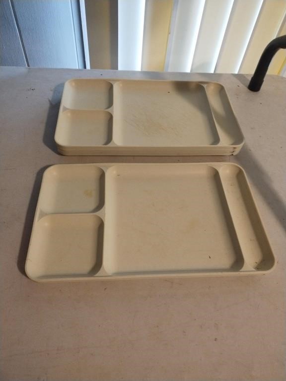 4 Tupperware plastic food trays
