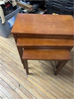 NESTING TABLES