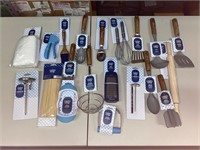 LOT OF 20 ASSORTED KITCHEN UTENSILS