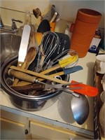 Glass and Metal Bowls Lot Kitchen
Misc Kitchen