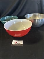 Pyrex mixing bowl and miscellaneous bowls