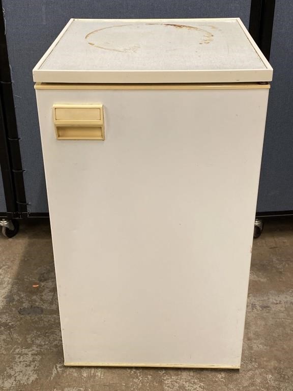 Mini Refrigerator 19"x21”x33”
