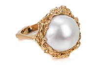 14K GOLD AND MABE PEARL COCKTAIL RING, 10g
