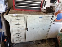 METAL ROLLING TOOL CABINET WITH VICE