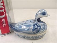 B23 Blue/white duck container, see pics