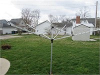 Outdoor clothes line