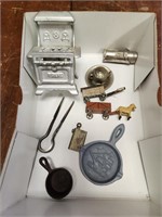 Small Metal Miniatures- Stove, Pans