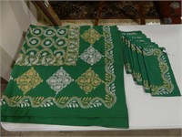 LARGE GREEN TABLECLOTH W/ 7 SERVIETTES