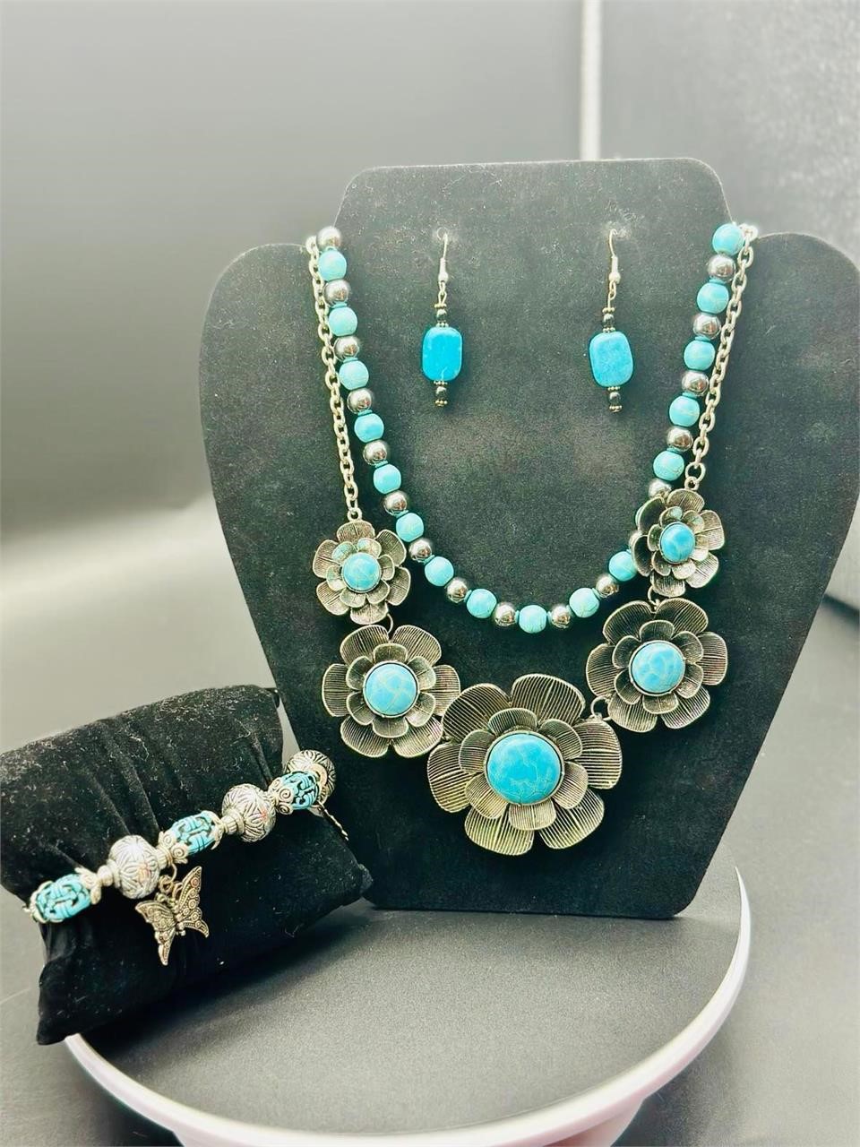 Turquoise jewelry sets.