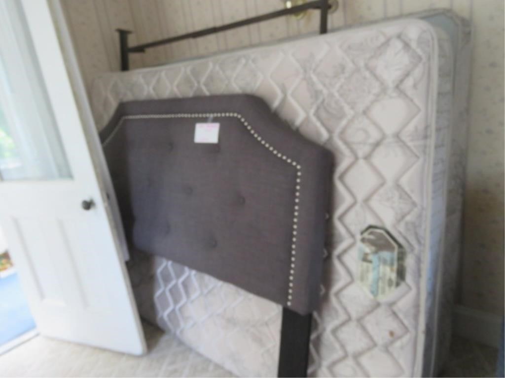 QUEEN SIZE BED - HEAD/FOOT BOARD AND MATTRESS