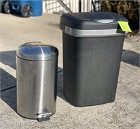 2x Trash Cans