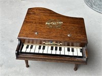 ANTIQUE PERFECTION 14 KEY CHILDS PIANO