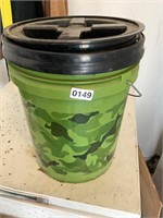 Camo 5 gallon storage bucket with lid