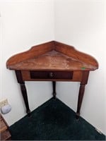 Small corner desk (Bedroom)