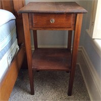 One Drawer End Table with Glass Pull