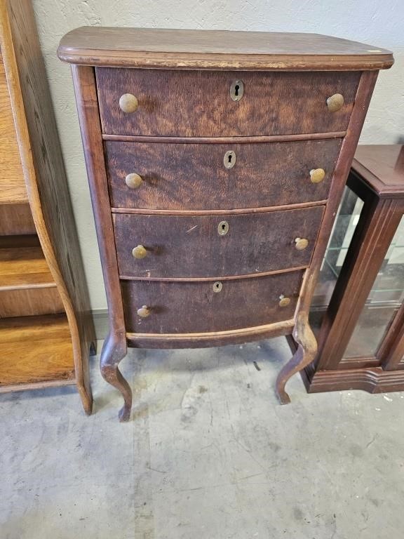 Sm. Antique chest of drawers