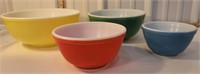 Set 4 Pyrex bowls - The red has small chip