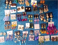 V - LARGE LOT OF COSTUME JEWELRY EARRINGS (L112)