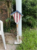 Bird house on stand & plastic chair