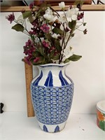 Vase w Flowers
