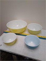 4 pyrex bowls