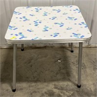 (AR) 
Vinyl Top Metal Table (
Approx 24x24x21in)