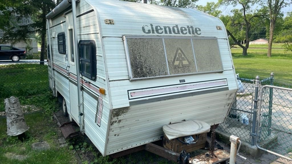 1981 Glendale Pull Behind Double Axle Camper Trail