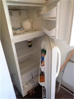 Frigidaire Refrigerator w/ Top Freezer -