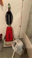 Vacuum cleaner with bag of attachments