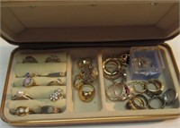 LOT OF COSTUME JEWELRY RINGS IN CASE.