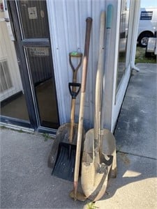 Assorted shovels & hoe