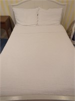 White queen blanket and pillows