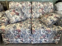 Upholstered love seat. Floral design. Approx. 60?