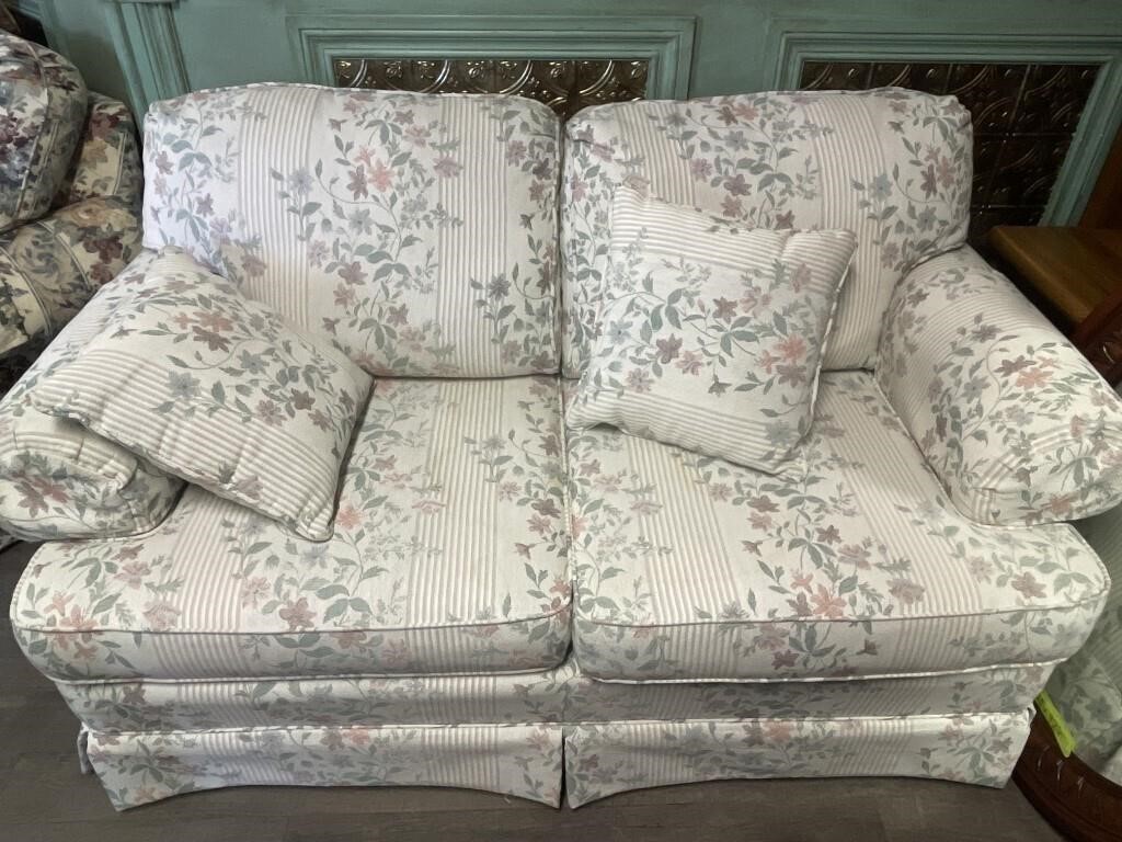 Floral upholstered love seat. Approx. 60” x 36” x