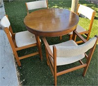 403 - ROUND TABLE W/ 4 CHAIRS