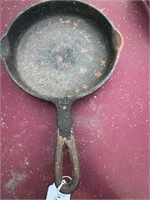 Cast iron skillet- 7in