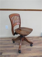 Wooden Office Chair / Chaise de bureau en bois