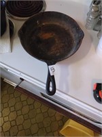 Martin 10" cast iron skillet . Needs to be reseaon