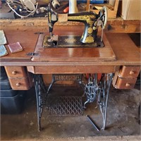 Vintage Singer Sewing Machine mid 1940's